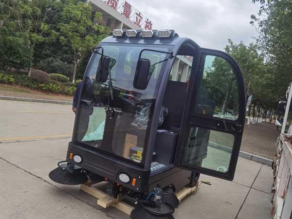 小型電動(dòng)掃地車(chē)都可以清潔打掃哪些路面呢